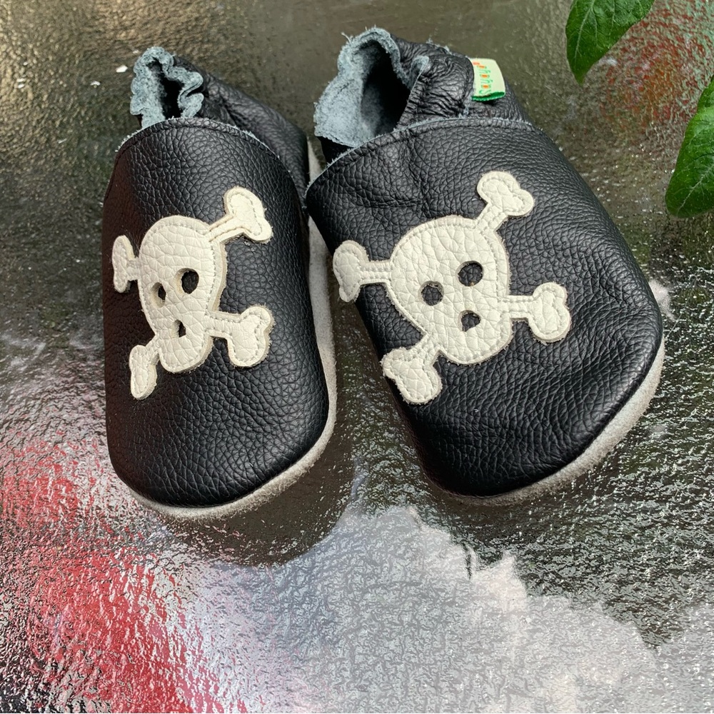Sayoyo Infant leather slippers Black With White Skulls Unisex First Shoes 24-36M